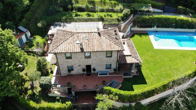 Farmhouse for sale in Camaiore