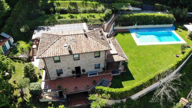 Farmhouse for sale in Camaiore