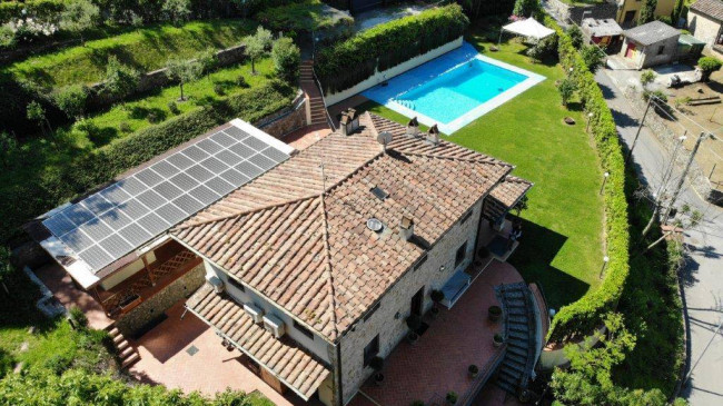 Farmhouse for sale in Camaiore