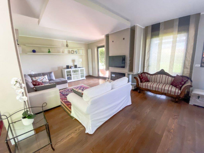 Farmhouse for sale in Camaiore