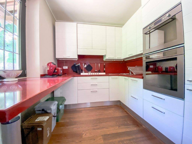 Farmhouse for sale in Camaiore