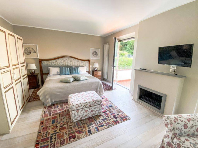 Farmhouse for sale in Camaiore