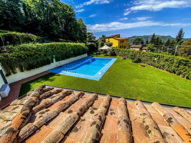 Farmhouse for sale in Camaiore