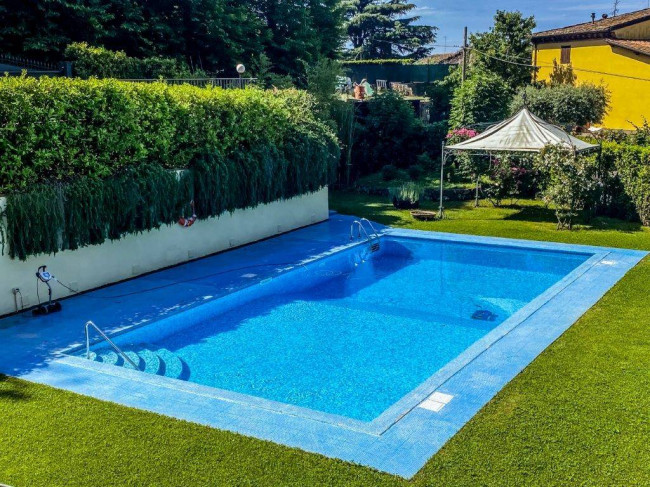 Farmhouse for sale in Camaiore