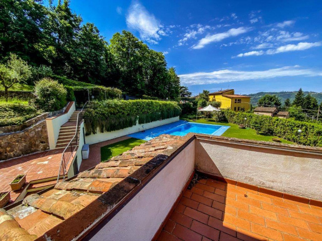 Farmhouse for sale in Camaiore