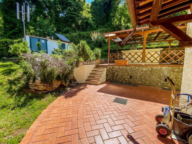 Farmhouse for sale in Camaiore