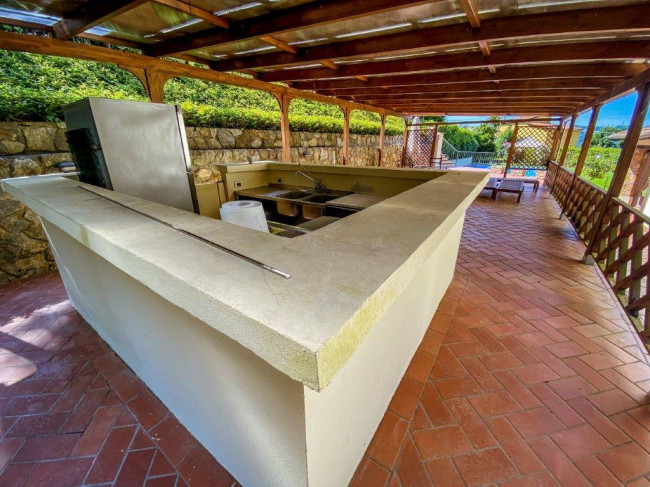 Farmhouse for sale in Camaiore