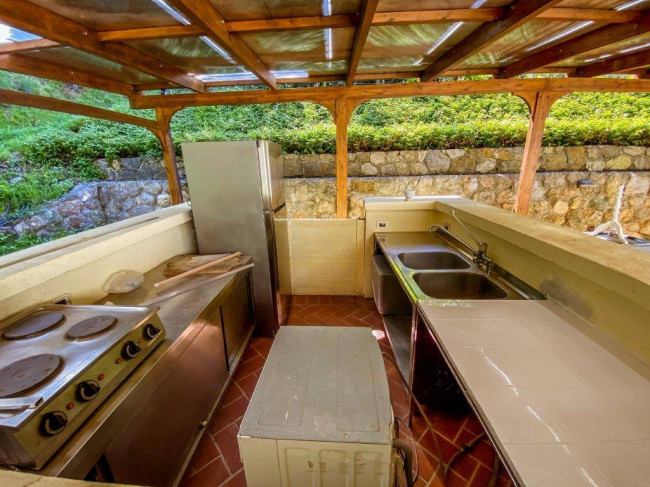 Farmhouse for sale in Camaiore