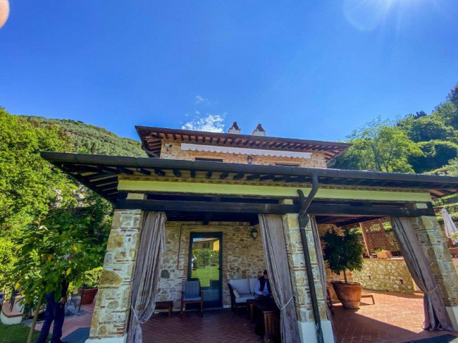 Farmhouse for sale in Camaiore