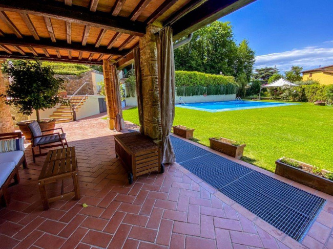 Farmhouse for sale in Camaiore