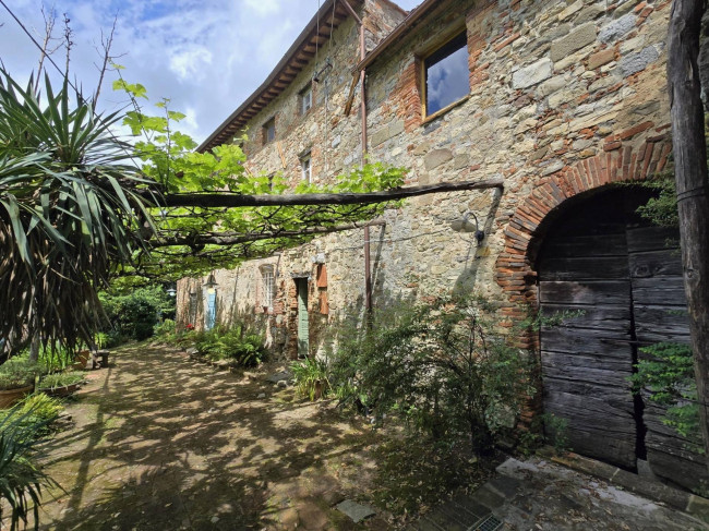 Farmhouse for sale in Camaiore