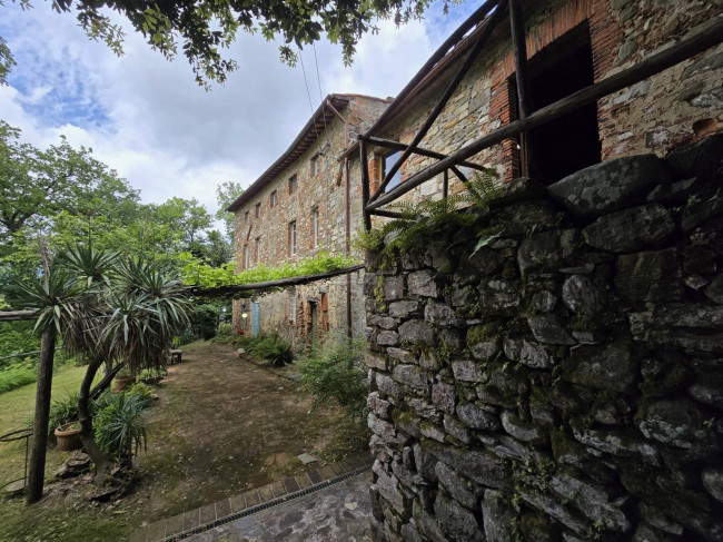 Farmhouse for sale in Camaiore