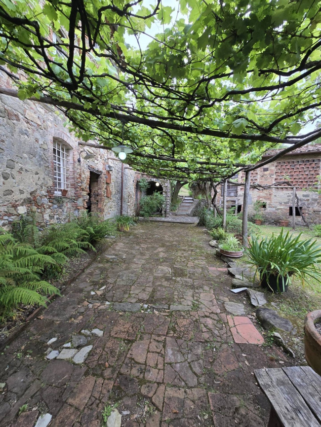 Farmhouse for sale in Camaiore