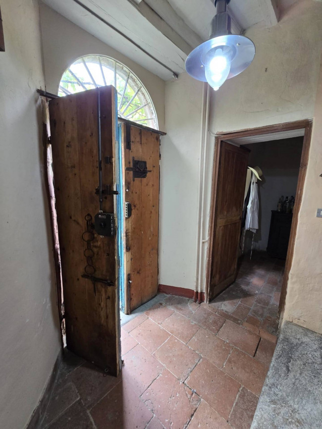 Farmhouse for sale in Camaiore