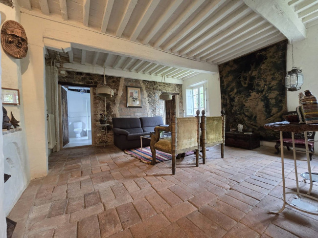 Farmhouse for sale in Camaiore