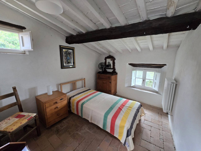 Farmhouse for sale in Camaiore