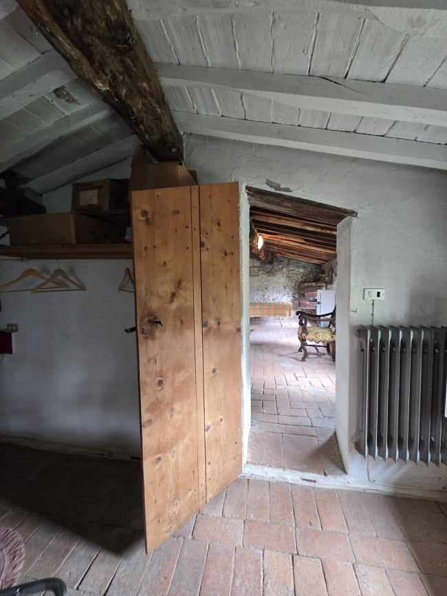 Farmhouse for sale in Camaiore