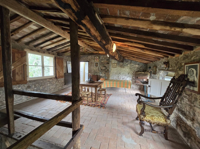 Farmhouse for sale in Camaiore