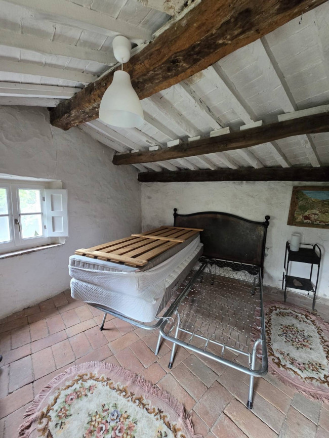 Farmhouse for sale in Camaiore