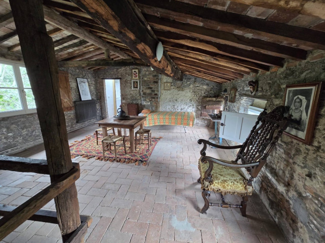 Farmhouse for sale in Camaiore