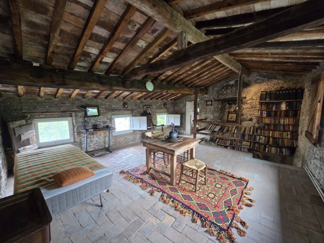 Farmhouse for sale in Camaiore
