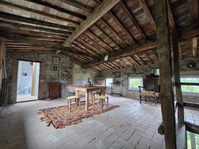 Farmhouse for sale in Camaiore