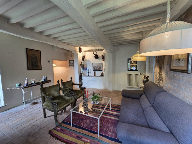 Farmhouse for sale in Camaiore