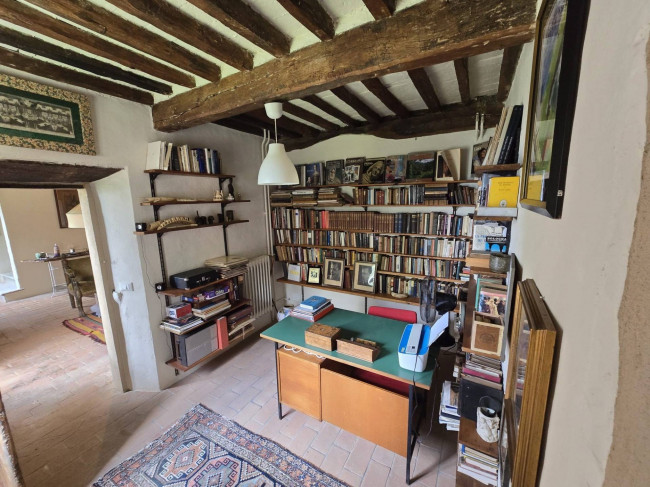 Farmhouse for sale in Camaiore