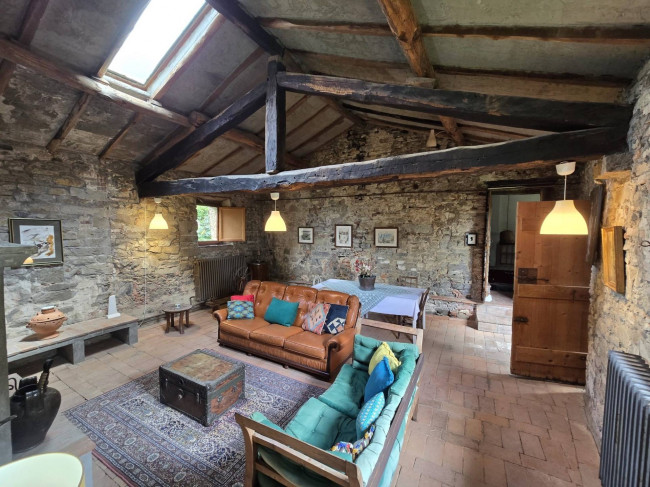 Farmhouse for sale in Camaiore