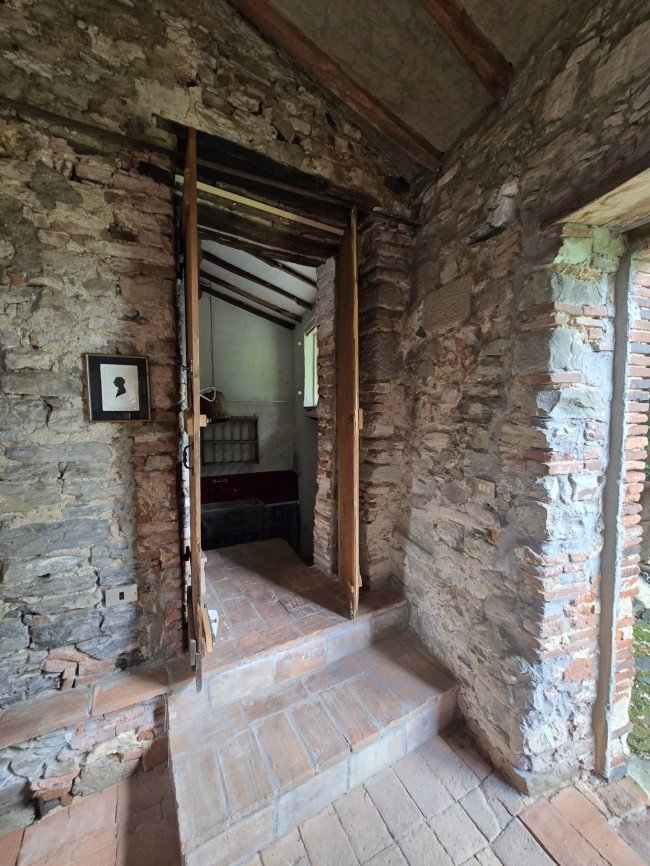 Farmhouse for sale in Camaiore