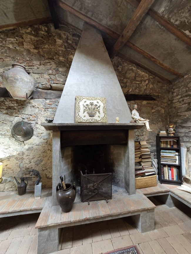 Farmhouse for sale in Camaiore