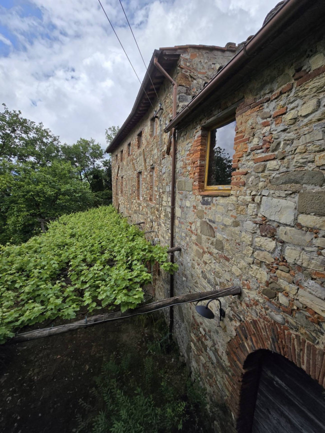Farmhouse for sale in Camaiore