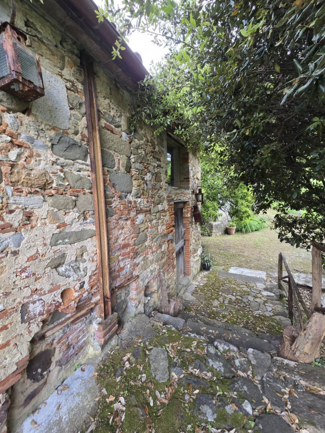Farmhouse for sale in Camaiore