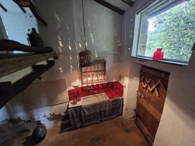 Farmhouse for sale in Camaiore