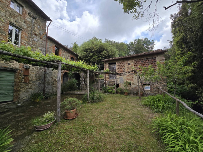 Farmhouse for sale in Camaiore