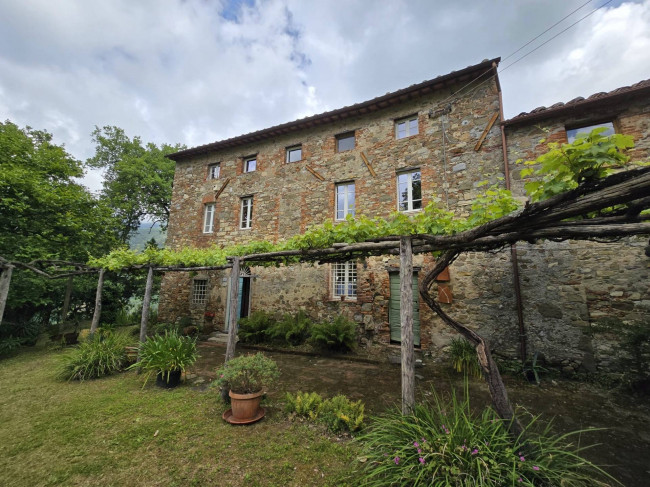 Farmhouse for sale in Camaiore