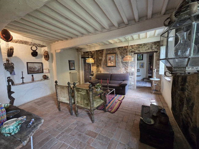 Farmhouse for sale in Camaiore