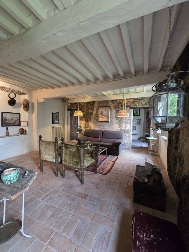 Farmhouse for sale in Camaiore