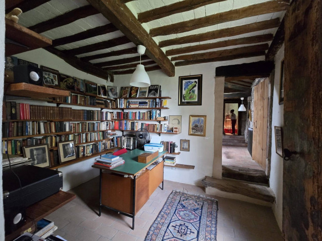Farmhouse for sale in Camaiore