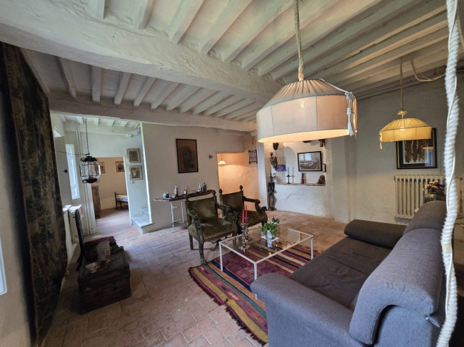 Farmhouse for sale in Camaiore