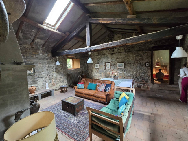Farmhouse for sale in Camaiore