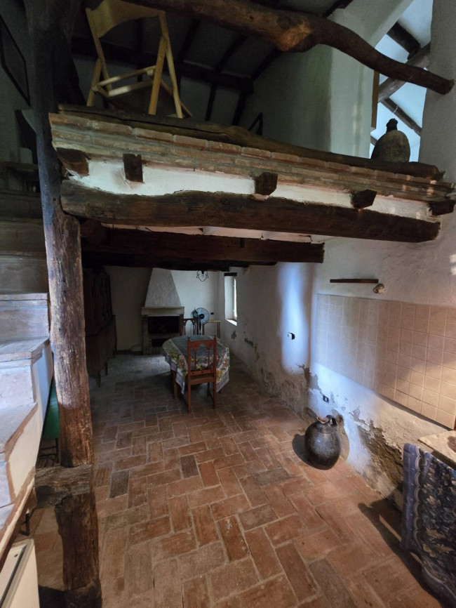 Farmhouse for sale in Camaiore