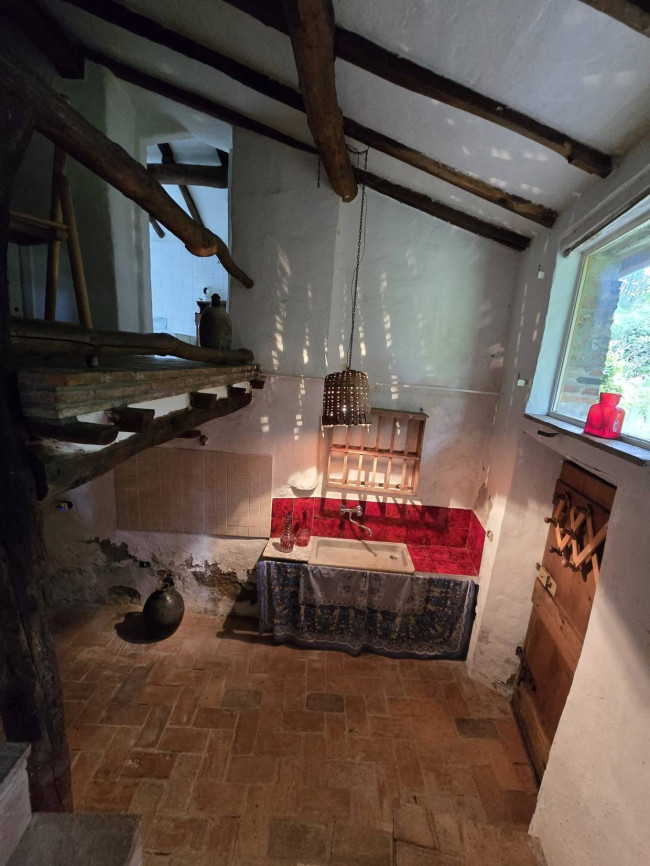 Farmhouse for sale in Camaiore