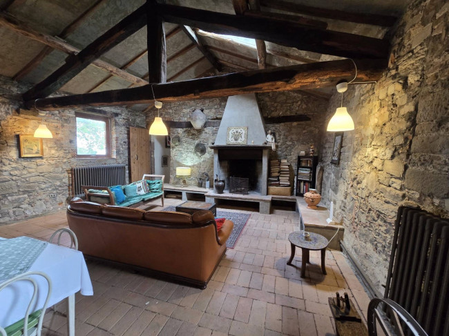 Farmhouse for sale in Camaiore