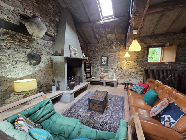 Farmhouse for sale in Camaiore