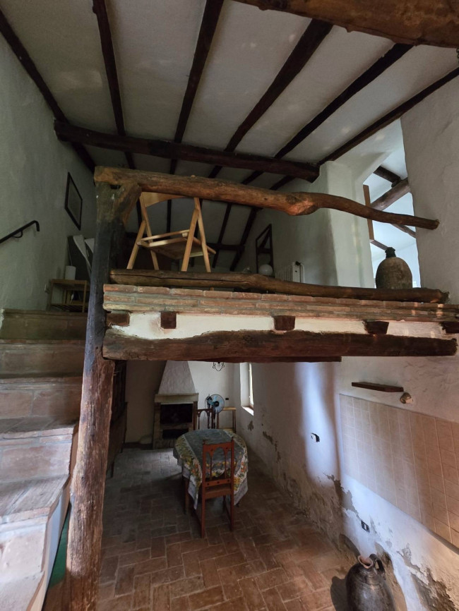 Farmhouse for sale in Camaiore