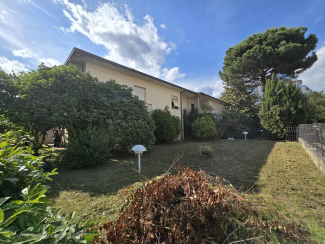 Villa in Vendita a Lucca