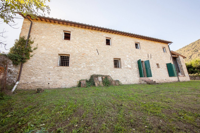 Farmhouse for sale in Lucca