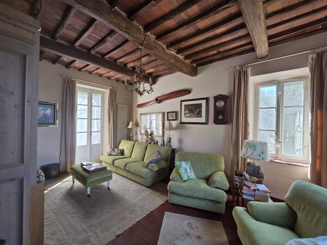 Farmhouse for sale in Massarosa