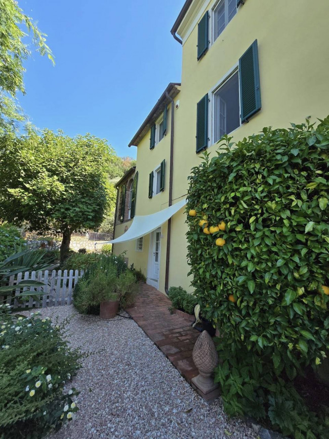 Farmhouse for sale in Massarosa